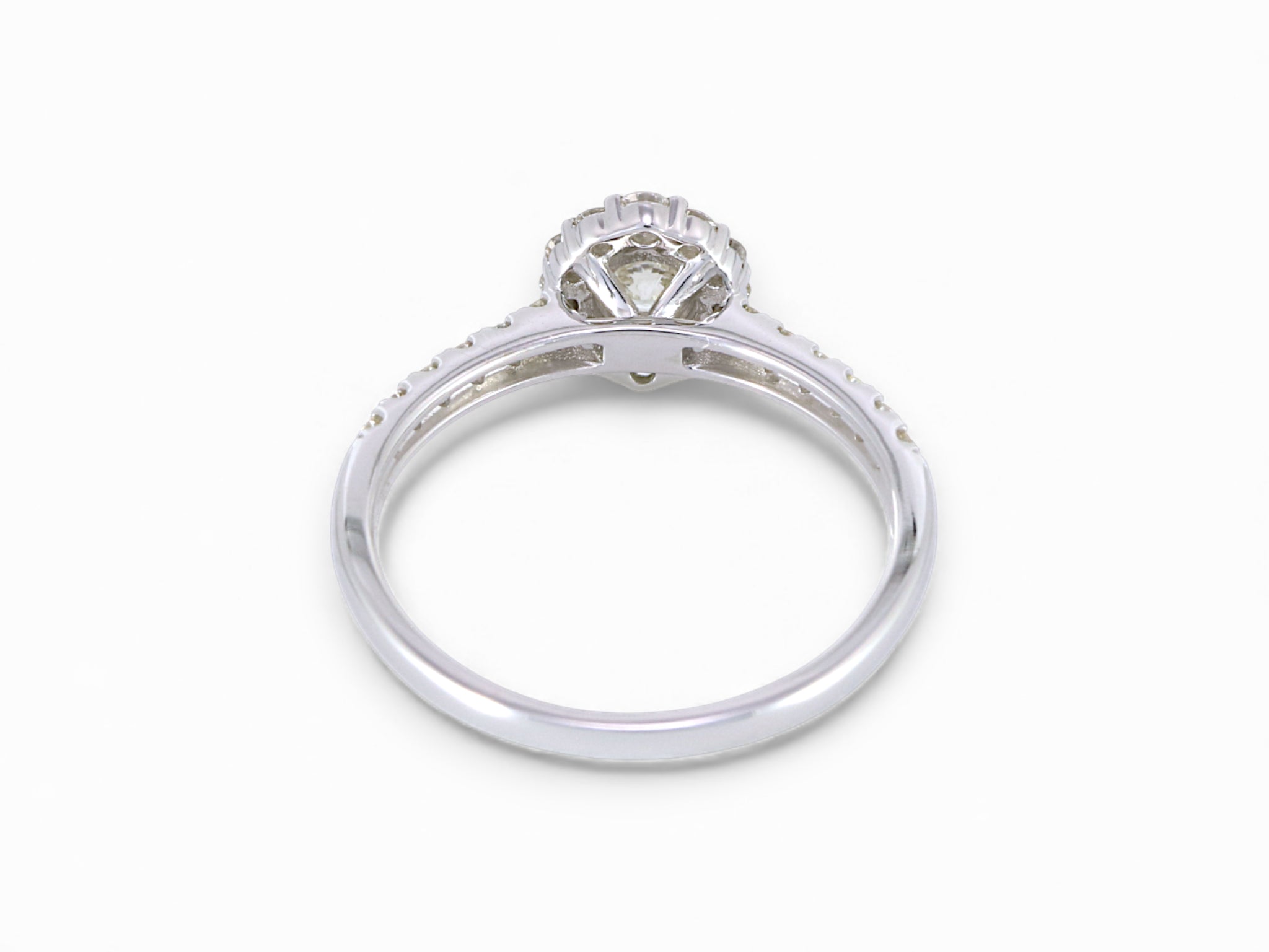 18K White Gold Round Brilliant Cut Diamond Engagement Ring