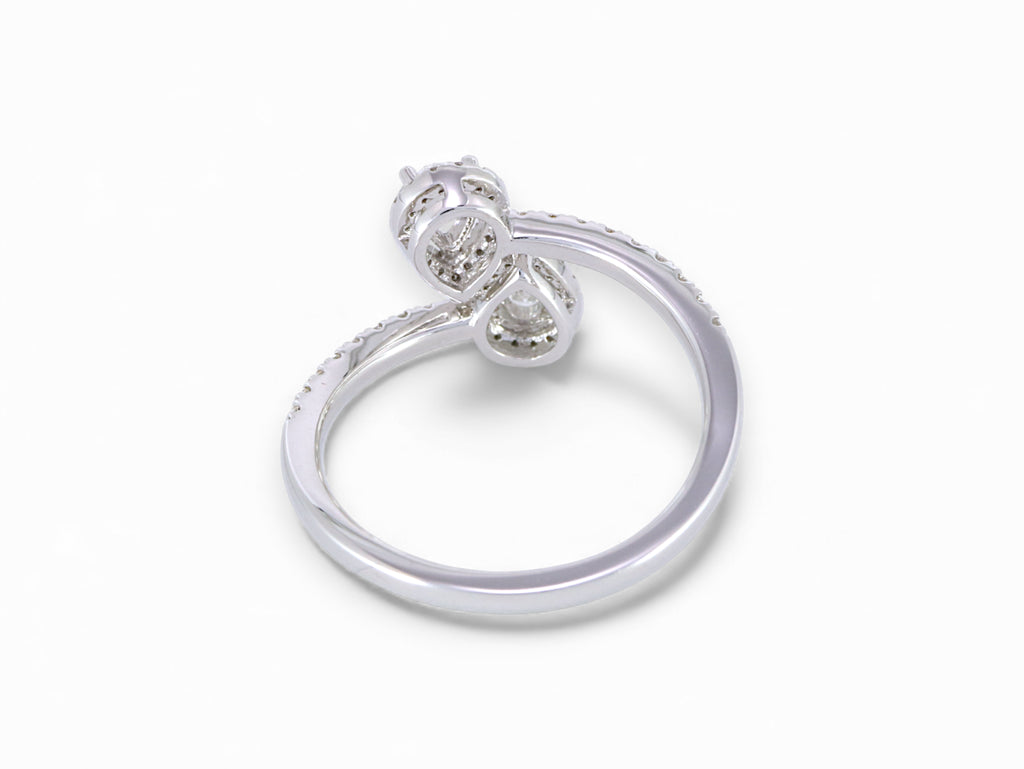 18K White Gold Pear Cut Diamond Ring
