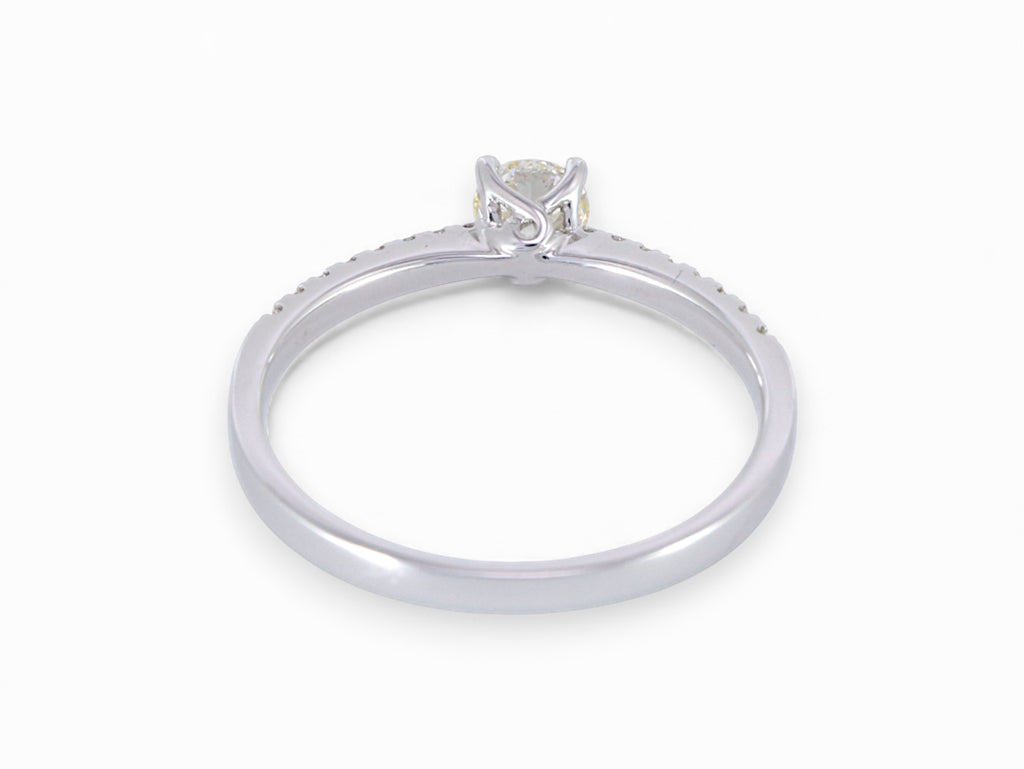 18K White Gold Round Brilliant Cut Diamond Engagement Ring