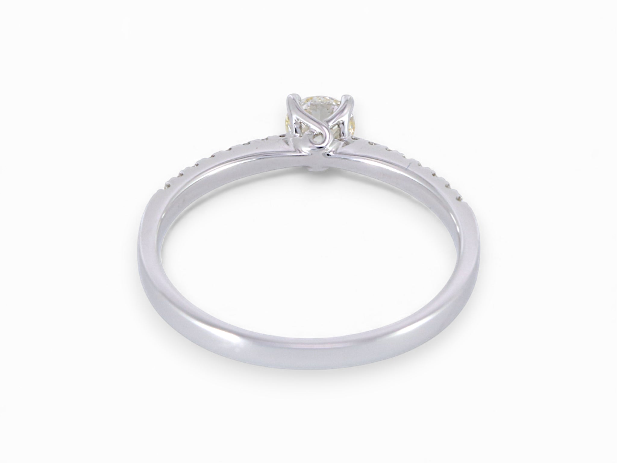 18K White Gold Round Brilliant Cut Diamond Engagement Ring